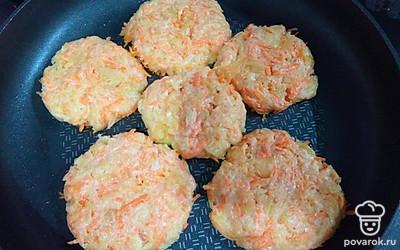 Сформируйте котлеты. Обжарьте на сливочном масле. Томите 4-5 минут с каждой стороны до золотистого цвета. Готово!