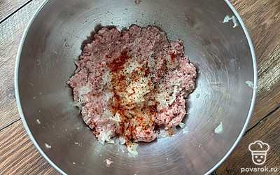 Добавьте специи и соль по вкусу.