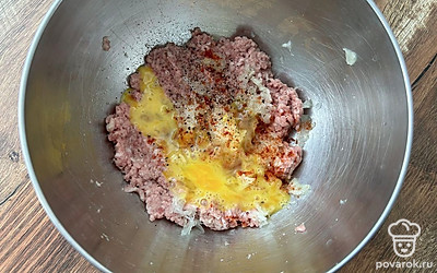 Вбейте яйцо и тщательно перемешайте.