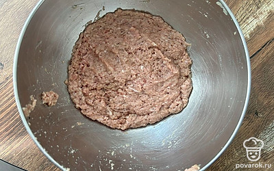 Хорошо отбейте фарш.