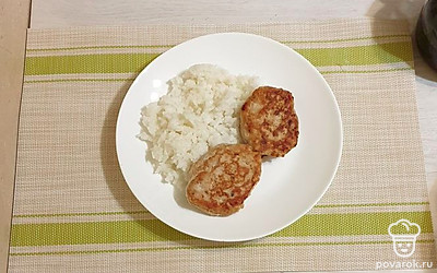 Такие котлеты можно подать с рисом. Будет очень вкусно!