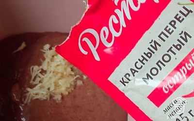 Печень почистите, помойте и пропустите через мясорубку. Лук тоже пропустите через мясорубку. Чеснок натрите на мелкой терке, добавьте любимые приправы. Я добавила красный перец и паприку.