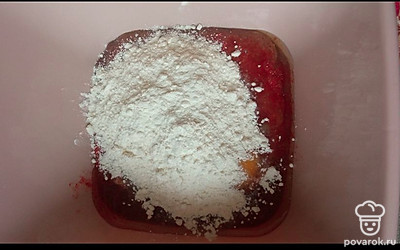 Всыпьте 2 столовых ложки муки.