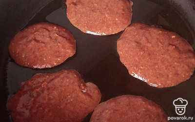 На сковороду с растительным маслом ложкой выложите котлеты.