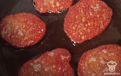 Обжаривайте до румяного цвета с двух сторон под крышкой (на медленном огне).