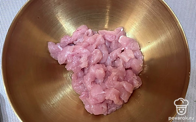 Куриное филе мелко порубите.