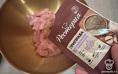 Добавьте соль и чесночный перец.