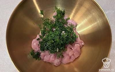 Добавьте мелко нарезанный укроп.