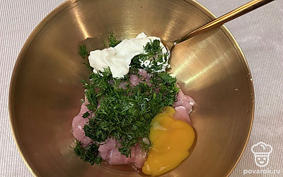 Добавьте яйцо и сметану, перемешайте.