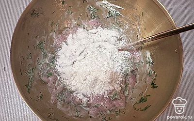 Всыпьте муку, еще раз хорошо перемешайте.