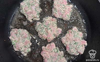 В скороворде разогрейте растительное масло. Ложкой сформируйте котлеты.