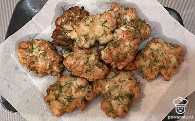 Выложите на бумажное полотенце, чтобы впиталась лишняя жидкость.