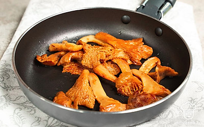 Приготовьте лисички. На сковороду налейте 1 ст. л. оливкового масла, поставьте на огонь разогреваться. В это время нарежьте лисички небольшими кусочками. Когда сковорода разогреется, выложите грибы. Обжаривайте лисички в течение 15 минут, периодически помешивая. В конце добавьте соль по вкусу, перемешайте и снимите сковороду с огня.