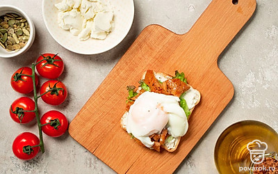 Соберите блюдо. Подсушенный хлеб слегка сбрызните оливковым маслом, затем распределите творожный сыр. Сверху выложите лист салата и обжаренные лисички, поверх положите яйцо пашот.