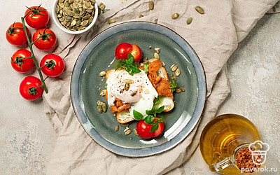 Готовый тост с лисичками подавайте сразу после приготовления, чтобы он не успел остыть. Украсьте блюдо тыквенными семечками и помидорами черри.