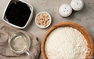 Подготовьте продукты для багета с изюмом. Изюм промойте, замочите в теплой воде на 15-20 минут. Слейте воду. Промойте ягоды в горячей воде, откиньте на дуршлаг. Совет: Чтобы проверить качество изюма, необходимо замочить его в растворе теплой воды (1 л) и крепкого алкоголя (30 г). Если вода посинеет, значит при выращивании винограда использовались химикаты.