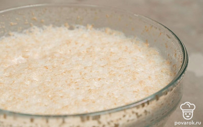 Разведите закваску. Столовую ложку муки (30 г) смешайте с 3 ст. л. воды (30 мл). Уберите в тепло на 3-4 часа. В течение этого времени смесь начнет пузыриться. Добавьте чуть меньше столовой ложки муки (20 г) и 2 ст. л. воды (20 мл). Размешайте. Оставьте снова на 3-4 часа.