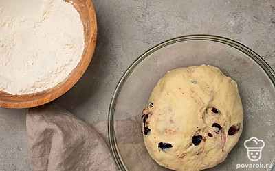 Сделайте опару. Соедините оставшуюся муку и воду, добавьте соль. Оставьте бродить в теплом месте 20-30 минут.