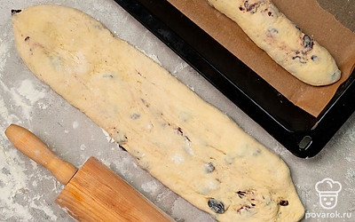 Замесите тесто. В опару влейте закваску, всыпьте дрожжи, изюм. Перемешайте. Тесто должно получиться гладким, не липким.