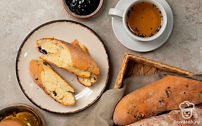 Хорошо остудите багеты после приготовления. Нарежьте на порционные кусочки, выложите в хлебницу и подайте к столу.