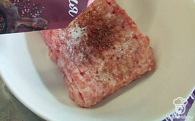 Фарш выложите в миску. Посолите, поперчите. Я люблю использовать смесь перцев. Так блюдо получается не очень острым, но в то же время ароматным.