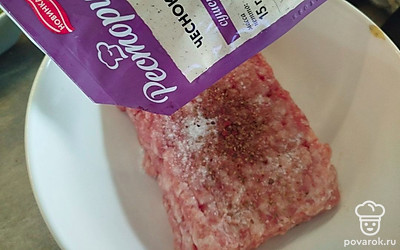 Добавьте сушеный чеснок. Он придает блюду невероятный аромат.