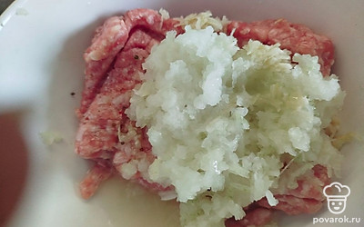 Луковицу очистите. Натрите на крупной терке. Добавьте к фаршу.