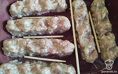 Из полученной массы слепите продолговатые котлеты, напоминающие формой люля-кебаб. Выложите их в форму для запекания. У меня из такого количества обычно получается 6 штук. 