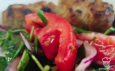 Подавайте блюдо с овощами. Так и красивее, и вкуснее. Приятного аппетита!