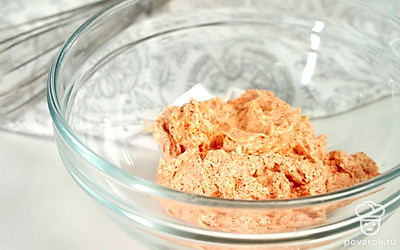 Приготовьте начинку. Миксером на малых оборотах смешайте сливочное масло с чесноком и паприкой. Каждый ломтик багета смажьте начинкой со всех сторон.