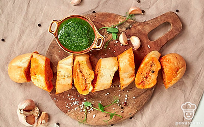 Подавайте багет, раскрыв фольгу и посыпав его измельченной петрушкой.