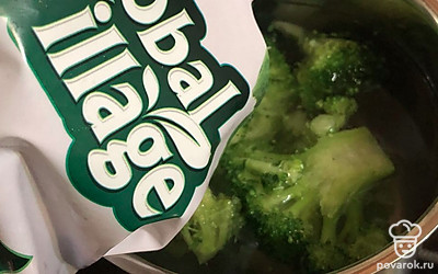 Капусту отварите в воде без соли в течение 15 минут.