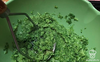 Переложите брокколи в миску. Прессом измельчите до состояния пюре.