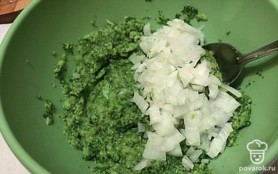 Добавьте мелко нарезанный лук.