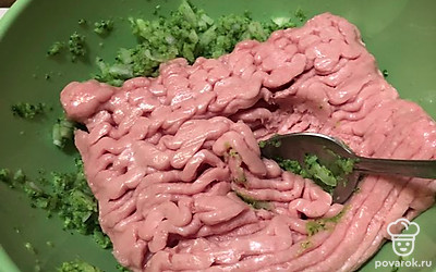 Выложите куриный фарш. Можете его заменить на фарш индейки. Тщательно перемешайте.