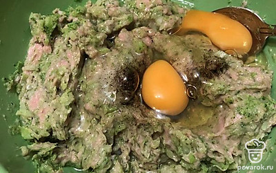 Добавьте яйца и специи: соль и перец.