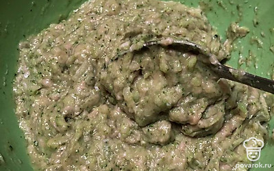 Замешайте тесто из фарша.