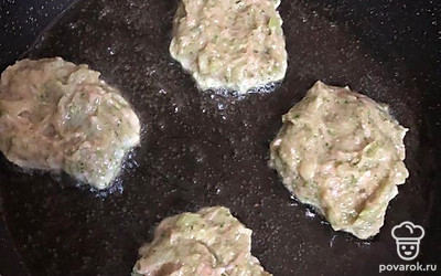 На разогретую сковороду налейте немного масла. Выкладывайте ложкой котлеты. Можете жарить их и без масла на антипригарной сковороде.