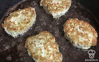 Обжаривайте котлеты с двух сторон и выкладывайте готовые на блюдо.