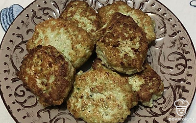 Подавайте котлеты с овощным салатом.