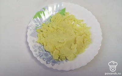 Картофель почистите. Отварите и разомните до пюреобразной консистенции.