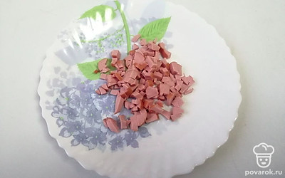 Сосиски нашинкуйте маленькими кубиками.