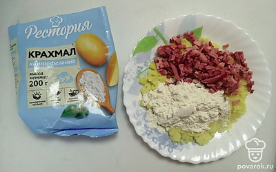 К картофелю добавьте сосиски и колбасу. Положите 1 столовую ложку картофельного крахмала.