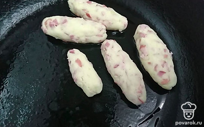 Сформируйте продолговатые котлеты. Жарьте на небольшом количестве растительного масла. Томите до румяной корочки.