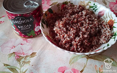 Отварите гречку, посолите.