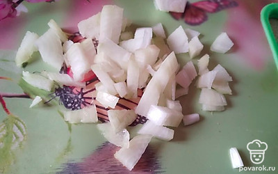 Мелко нарежьте лук и обжарьте его до золотистого цвета.