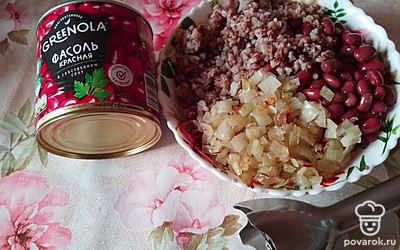 К гречке добавьте фасоль, лук, яйцо. Перемешайте и сформируйте котлеты. Обваляйте их в муке. Жарьте на растительном масле по 7 минут с каждой стороны (на среднем огне).