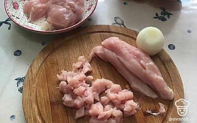 Котлеты готовьте по типу рубленых. Филе нарежьте на очень мелкие кусочки.