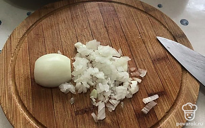 Луковицу тоже нашинкуйте мелко.