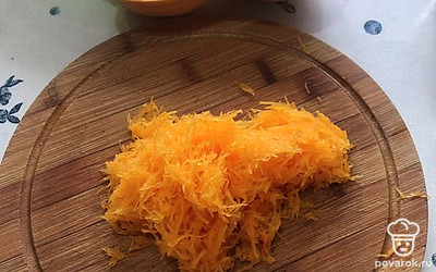 Тыкву очистите от семечек и кожуры. Отмерьте 100 грамм и натрите на мелкой стороне терки. Если готовите на большее количество порций, то и ингредиенты увеличиваются соответственно.